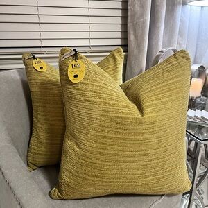 1-NWT CALLISTO HOME
DECORATIVE PILLOW (Please read description for details)